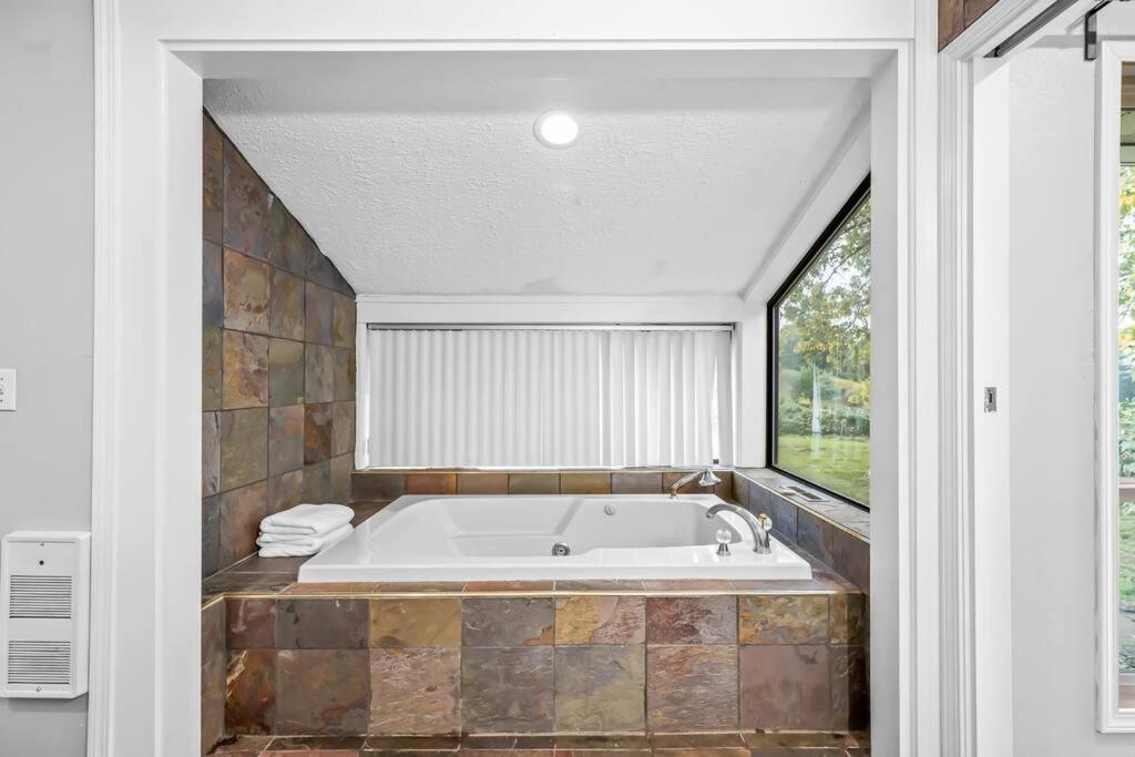 22 Acres Home With Hot Tub Minutes From Ilana Casino Ridgefield Exterior photo